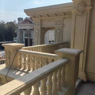 萍乡 黄金麻别墅外墙干挂雕花配合阳台栏杆花瓶柱