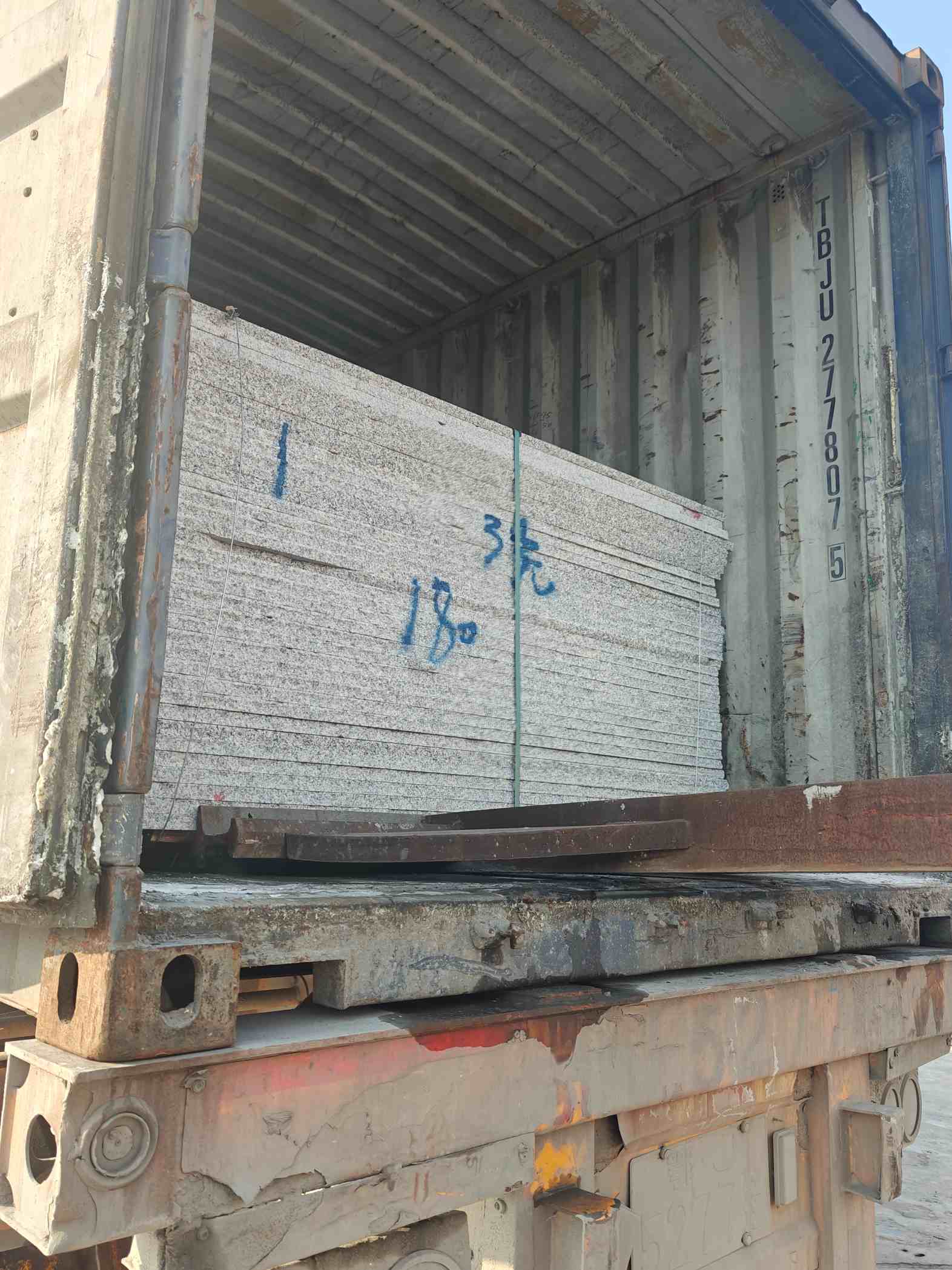 萍乡 芝麻白花岗岩石材3.0公分光面毛板装柜出货