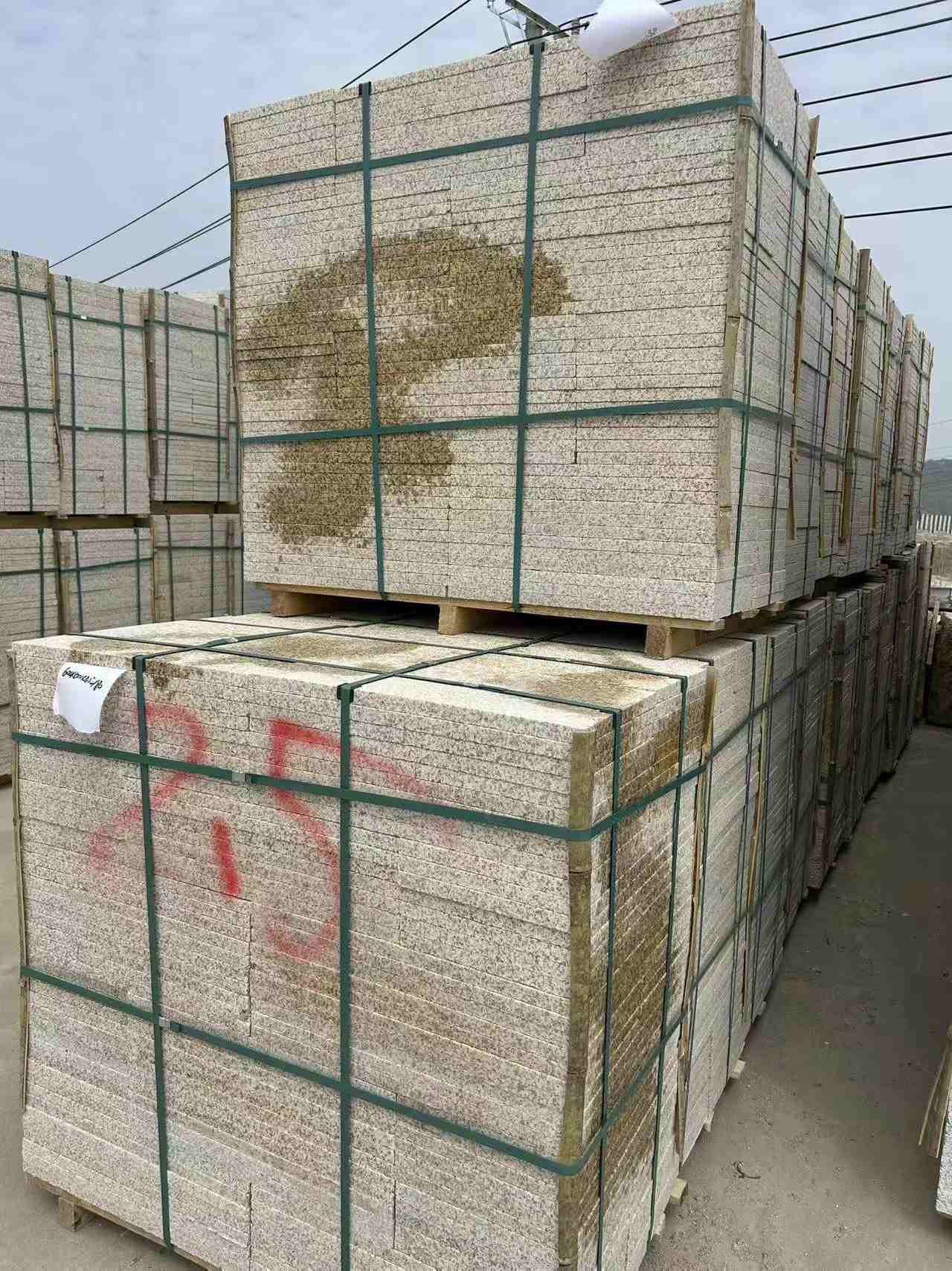 萍乡 黄金麻花岗岩石材荔枝面地铺石2.5*300*600