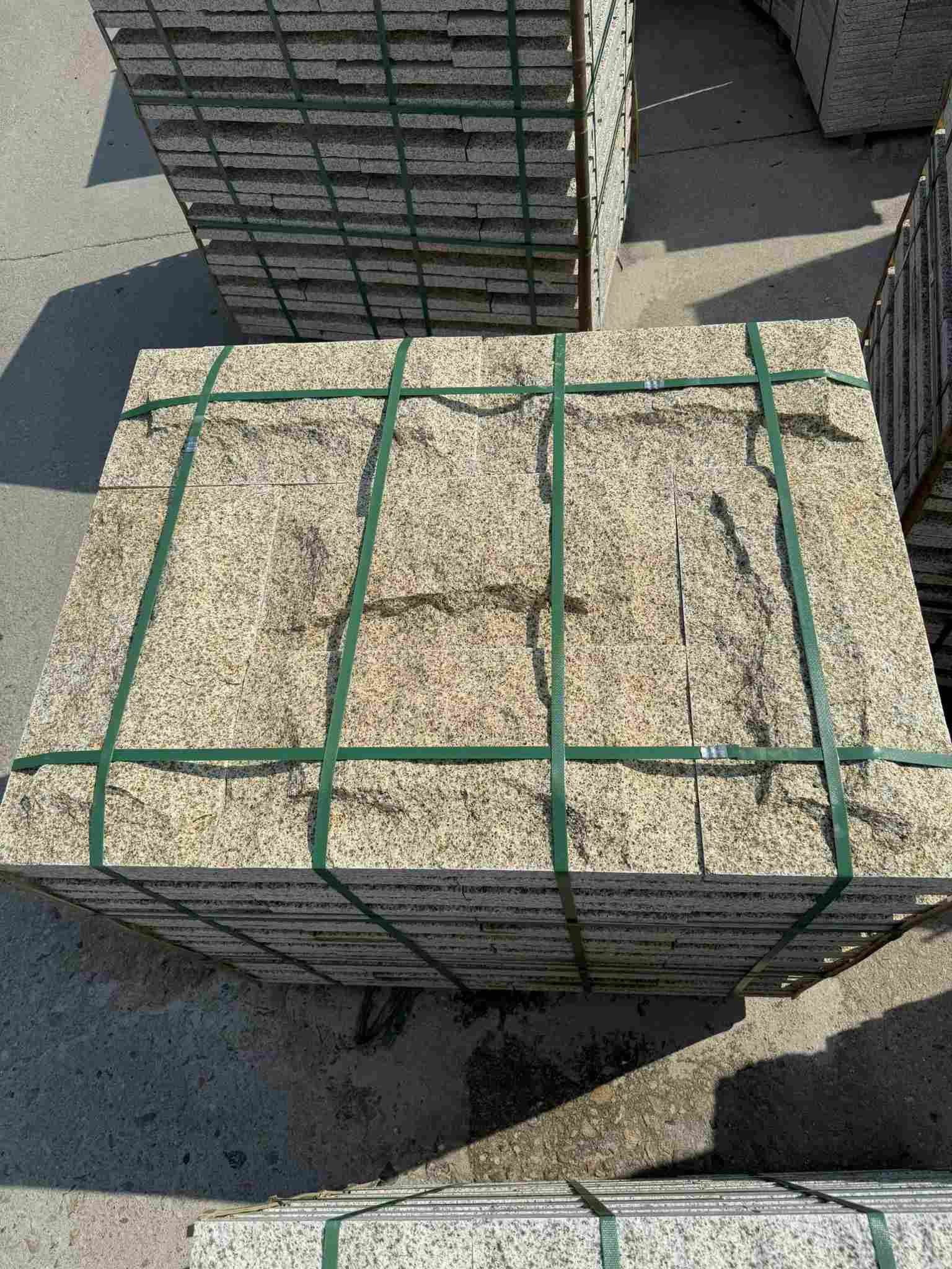 萍乡 黄金麻花岗岩石材自然面蘑菇石成品