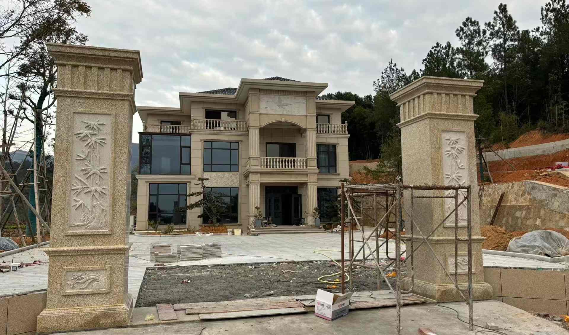 萍乡 黄金麻花岗岩别墅雕花外墙干挂配上门口雕花罗马柱