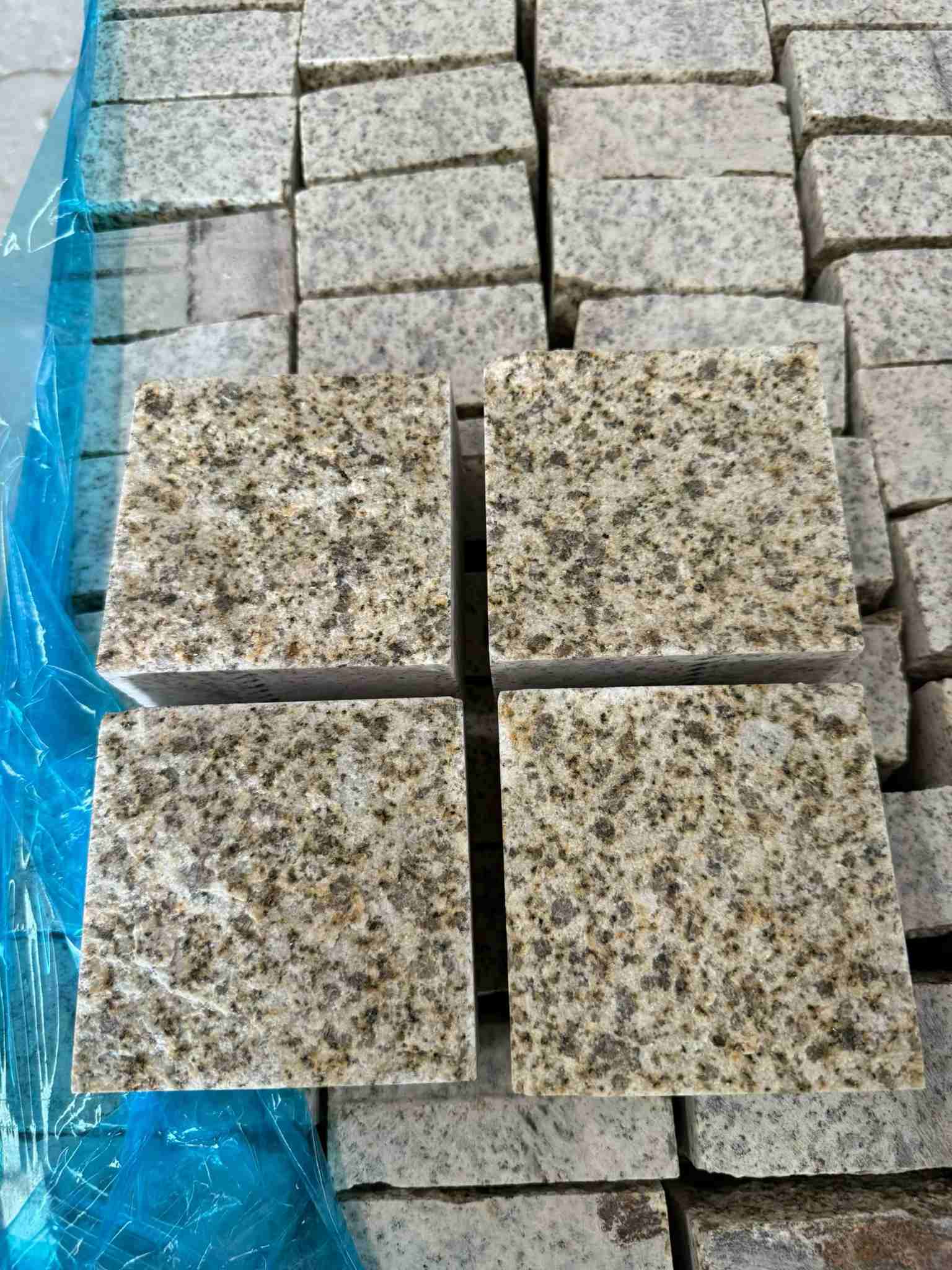 萍乡 黄金麻花岗岩自然面小方块，弹石，马蹄石等