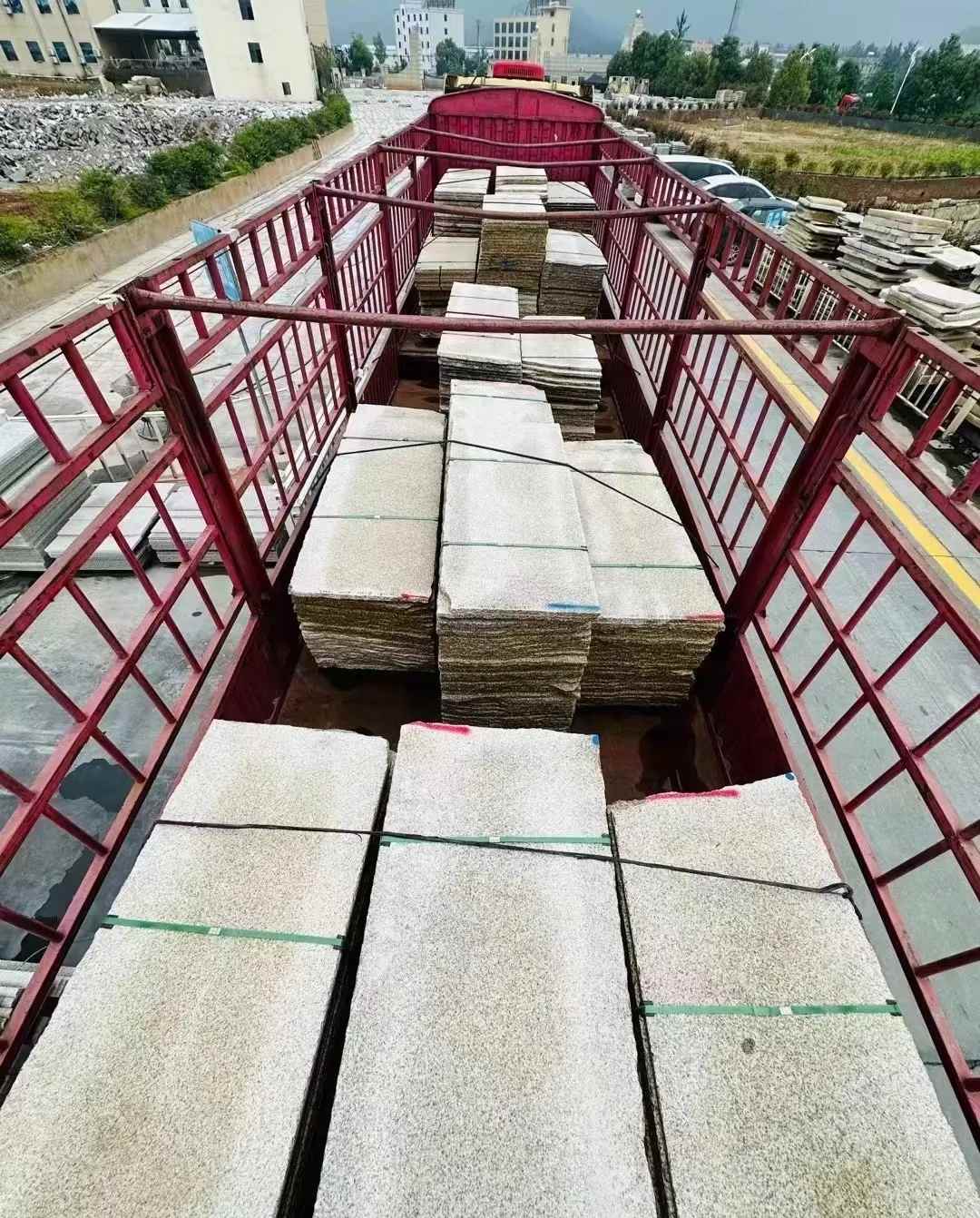 萍乡 黄金麻花岗岩荔枝面，光面毛板装车完成