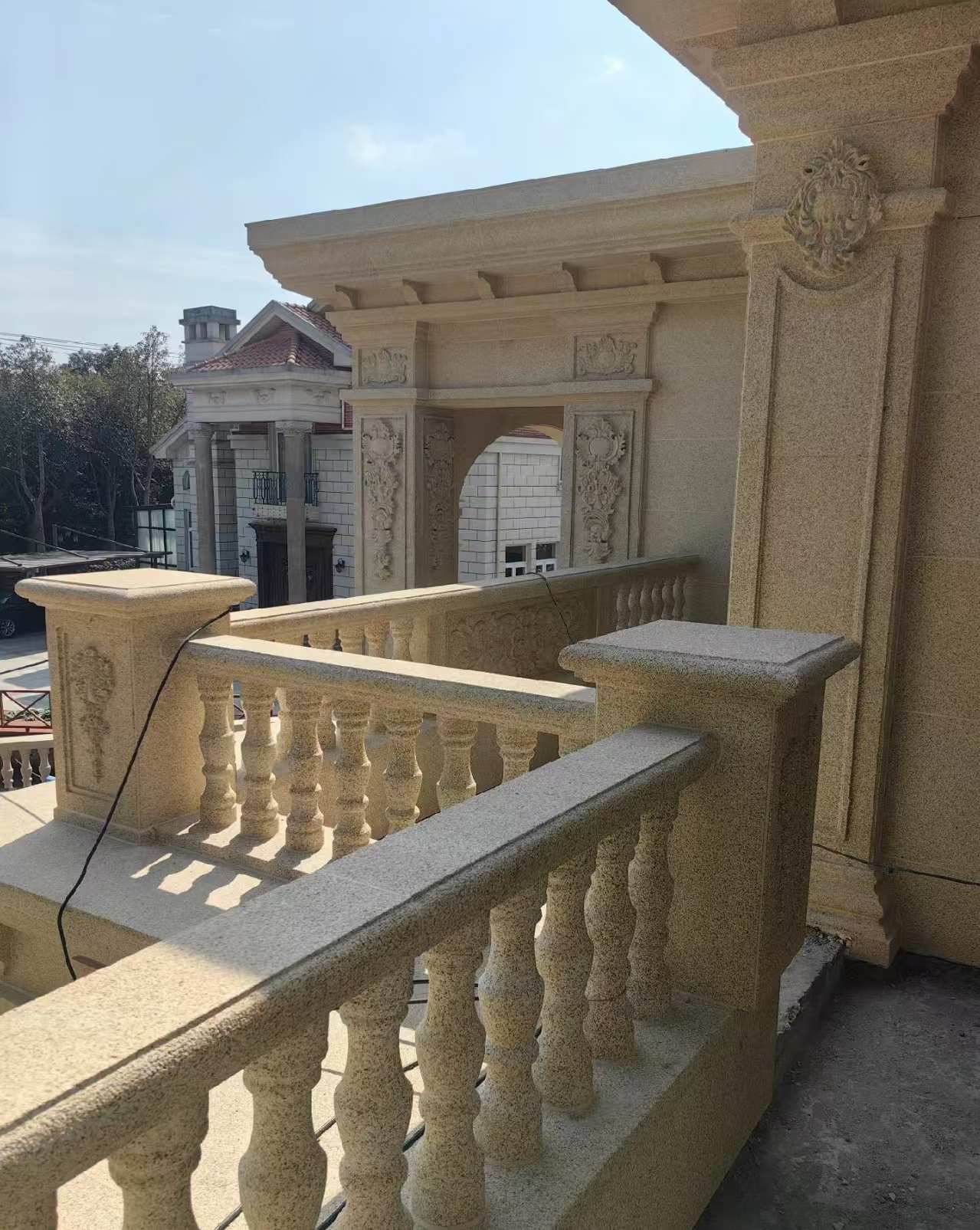 萍乡 黄金麻别墅外墙干挂雕花配合阳台栏杆花瓶柱