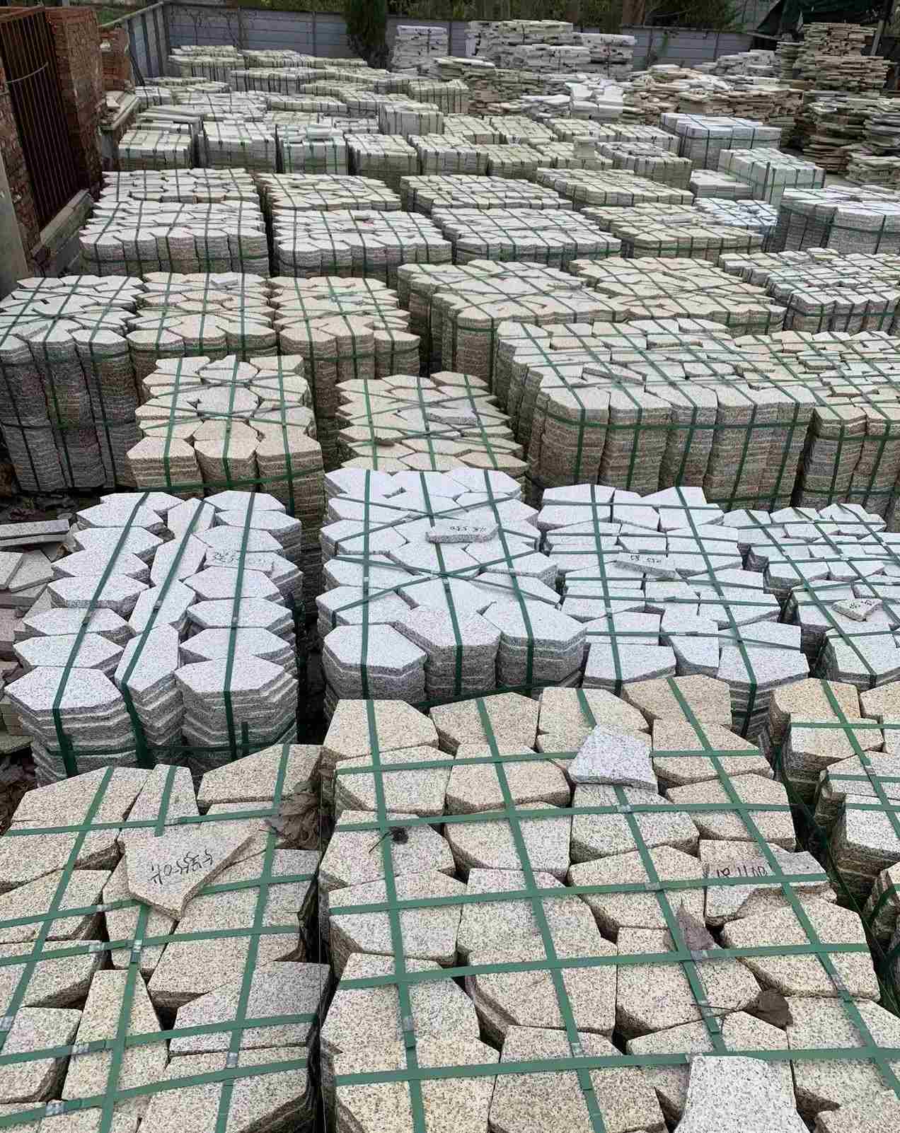 萍乡 黄金麻白麻花岗岩荔枝面地铺石(冰裂纹)