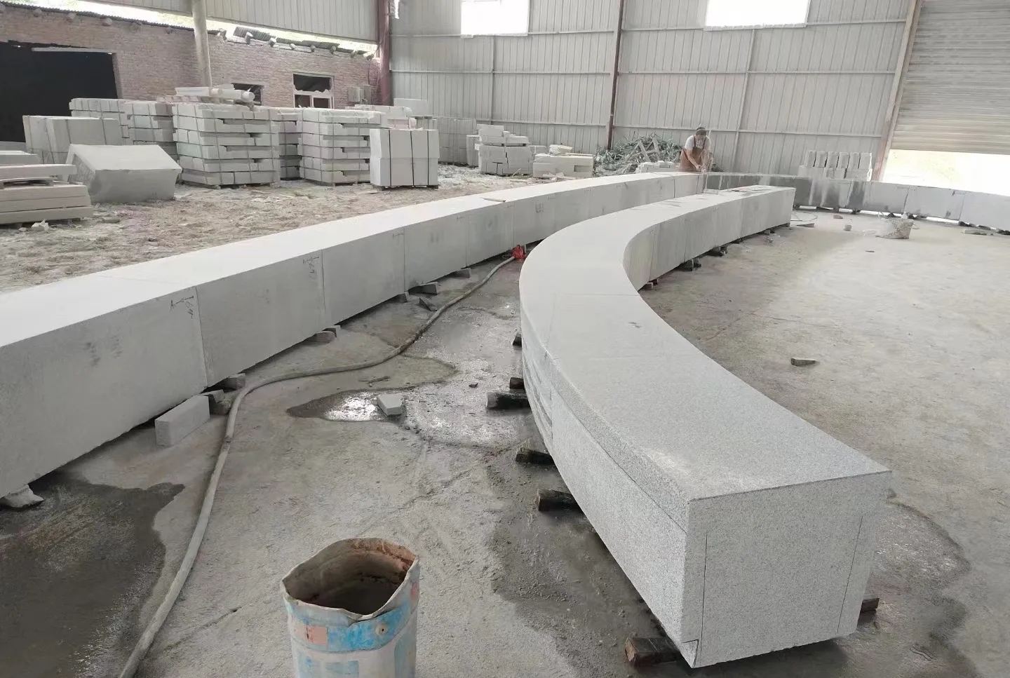 萍乡芝麻白花岗岩石板材 园林光面弧形坐凳