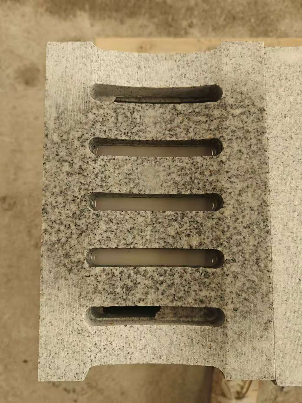 萍乡 芝麻白拉丝面花岗岩U型开槽排水槽