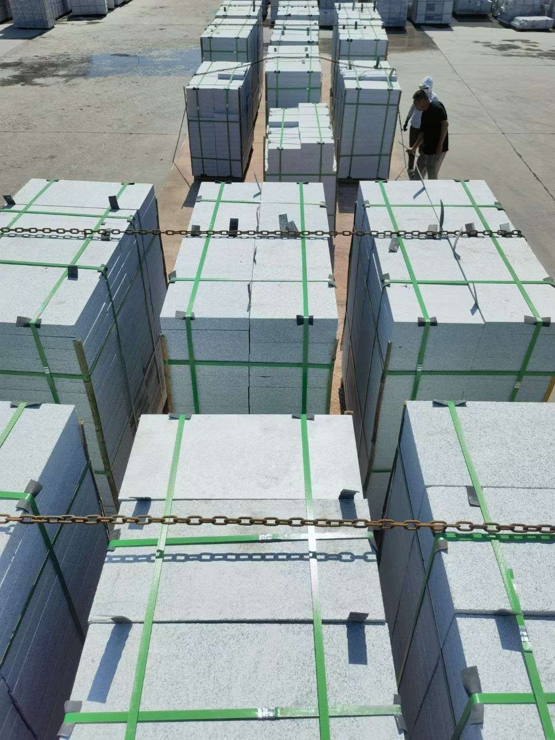 萍乡 芝麻白花岗岩5公分地铺石 花岗岩厂家工厂装车日常